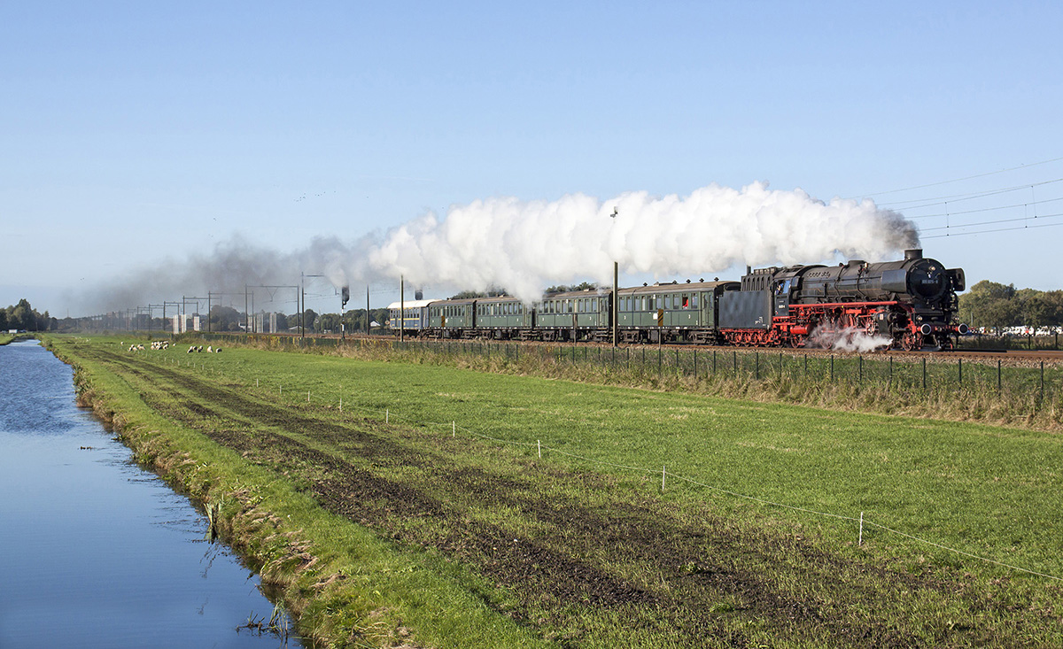Mit einer schönen Rauchwolke war die SSN 01 1075 während der SSN de Steam Train Days, Moordrecht, 7. Oktober 2018, auf dem Weg nach Gouda.