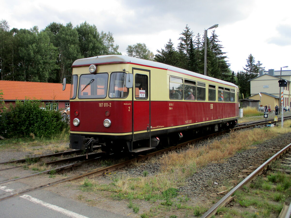Mit Schrittgeschwindigkeit mußte der 187 011,am 31.August 2022,einen unbeschrankten Bahnübergang in Stiege überqueren.