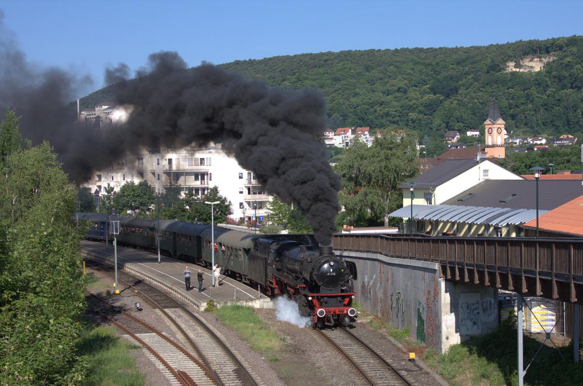 Mit schwarzer Rauchwolke dampft 41360 am Morgen des 31.05.2014 in Bad Dürkheim los. Sie befördert an diesem Tag den morgendlichen Sonderzug im Rahmen des Dampfspektakels nach Neustadt Weinstraße.