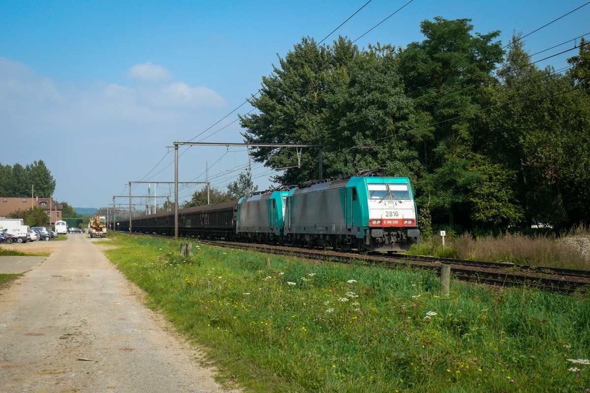 Mit Schwesterlok 2905 und einem langen Güterzug am Haken rollt Cobra-Lok 2816 nach Aachen-West, hier aufgenommen am 13/09/2014 kurz vor Tongeren.