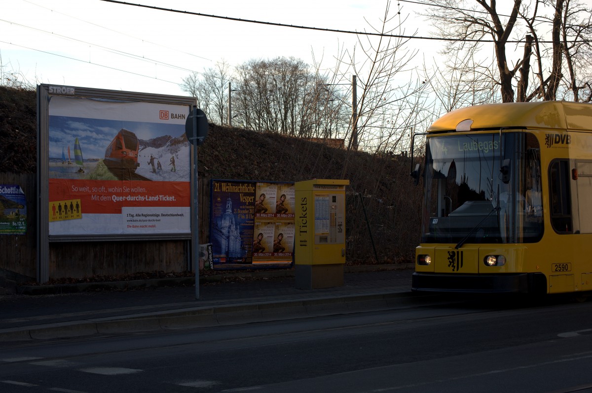 Mit Schwung legt sich der virtuelle Zug  auf dem Plakat in die Kurve, währendessen der NGT der Linie 4 eher gmächlich um die Kurve fährt. Dresden,Leipziger Straße Höhe Geblerstraße.16.12.2013 14:37 Uhr