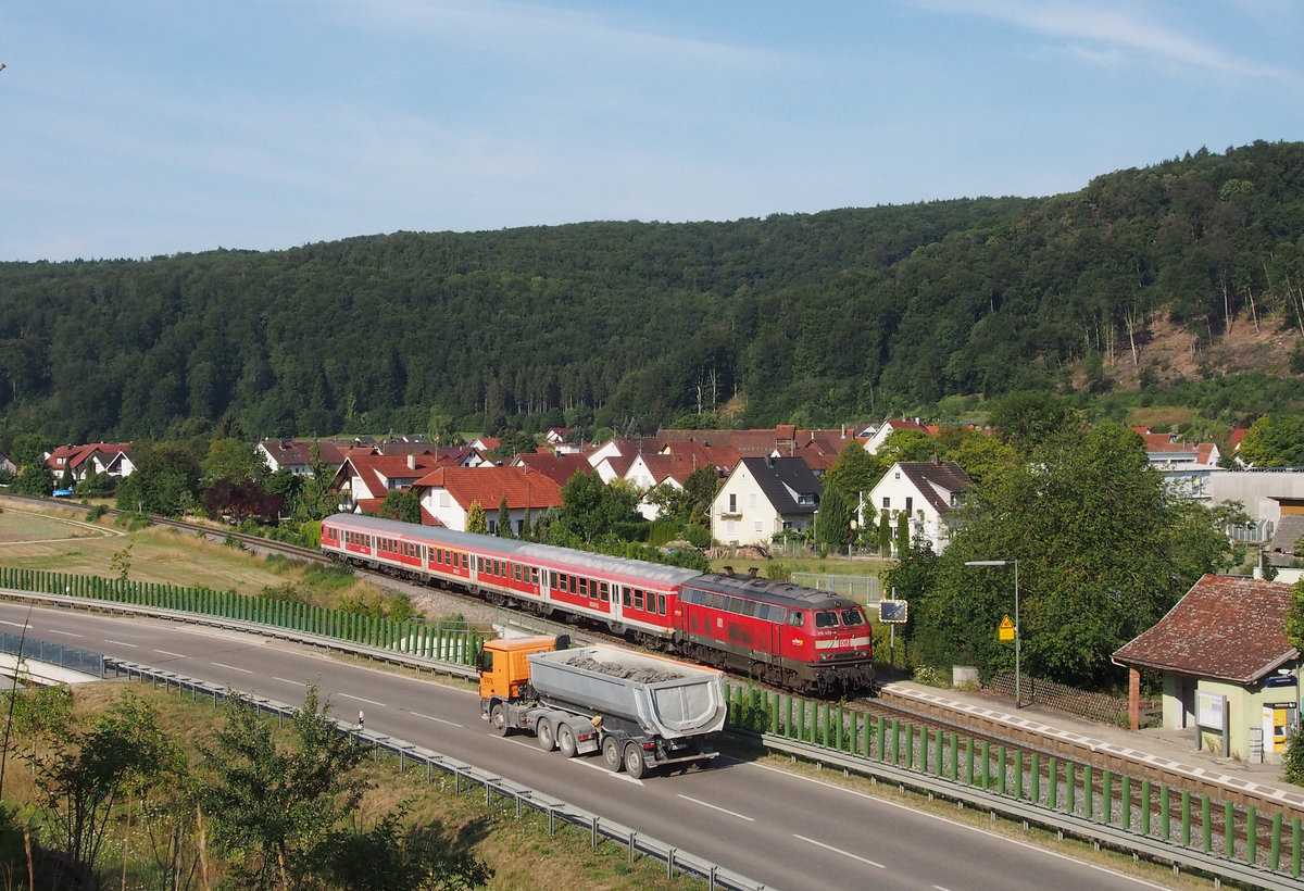 Mit sechs Minuten Verspätung hat der Pilgerzug  St. Anna , Ulm - Beuron, den Bahnhof Schelklingen verlassen und durchfährt soeben den Haltepunkt Schelklingen-Schmiechen. Schublok der nur noch dreiteiligen N-Wagen-Garnitur ist 218 436-4. Nicht nur der Laufweg, auch der Zug selber wird von Jahr zu Jahr kürzer.
Aufnahmedatum: 26.07.2019; 09:47 Uhr