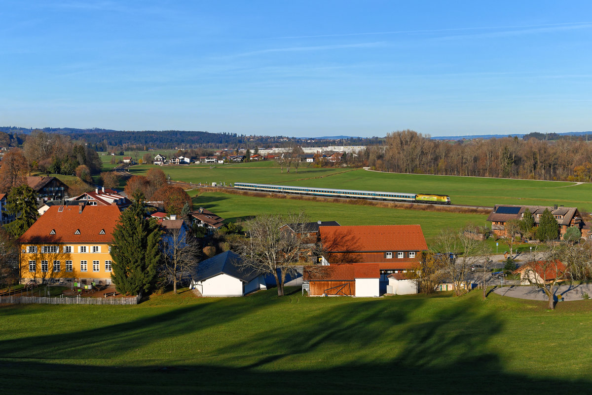 Mit sechs Wagen und einer Lok hatte der ALX 84110 nach Lindau genau die richtige Länge für das Motiv mit den weiten Blick über das Illertal bei Stein im Allgäu. Am 14. November 2020 kam vor dieser Leistung  Bodo  zum Einsatz. Die von Beacon Rail Leasing angemietete ER 20 - 013 trug zum Aufnahmezeitpunkt die farbenfrohe Werbung für den Verkehrsverbund Bodensee-Oberschwaben und setzte daher einen farbenfrohen Akzent in der herbstlichen Landschaft des Oberallgäus.