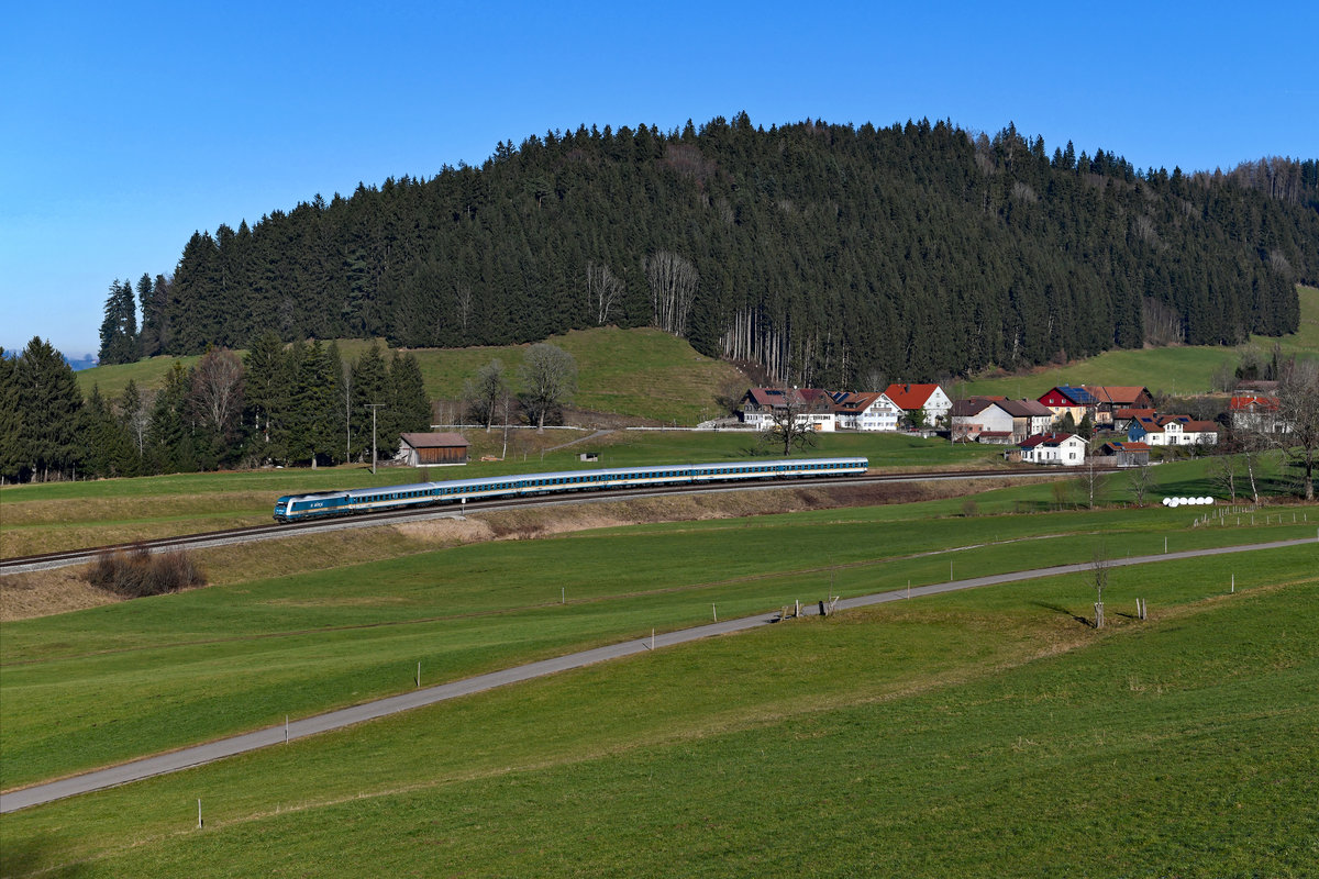 Mit sechs Wagen wies der ALX 84108 nach Lindau HBF die optimale Länge für dieses Motiv bei Harbatshofen auf. Es führte die 223 070. Beim Betrachten des Bildes kaum zu glauben, für Ortskundige aber nachvollziehbar - in wenigen Augenblicken wird der Zug in dichtem Nebel verschwinden, der vom Bodensee heraufgezogen war (02. Januar 2020).  