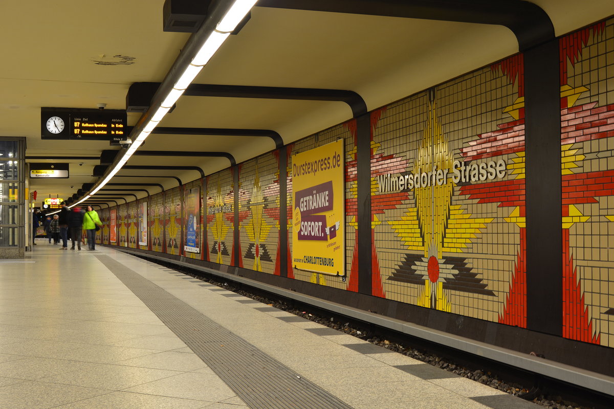 Mit sehr angenehmen und hellen Farben ist die U-Bahn Station Wilmersdorfer Straße gebaut worden.Eröffnet wurde die Station am 28.April 1978. Der U-Bahnhof Wilmersdorfer Straße wurde, wie die meisten der Nachkriegs-Neubauten der Berliner U-Bahn, von dem Architekten Rainer G. Rümmler entworfen. Rümmlers Gestaltung der Bahnhofswände leitet sich aus den Lilien, die sich im Wappen des namensgebenden Ortes Wilmersdorfs befanden, ab. Er überführte diese in ein sich wiederholendes grobmaschiges Mosaik aus Keramikfliesen. 

Berlin Charlottenburg 03.01.2018


Seite „U-Bahnhof Richard-Wagner-Platz“. In: Wikipedia, Die freie Enzyklopädie. Bearbeitungsstand: 30. Juni 2017, 17:56 UTC. URL: https://de.wikipedia.org/w/index.php?title=U-Bahnhof_Richard-Wagner-Platz&oldid=166862709