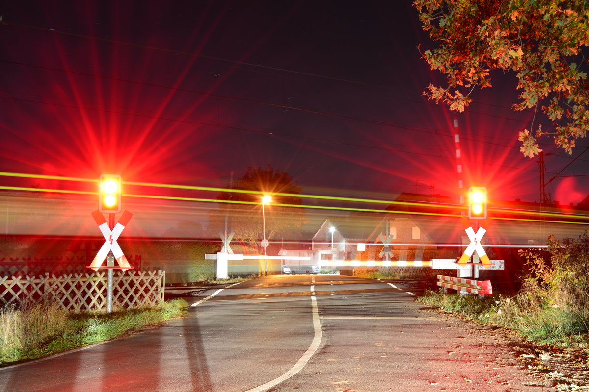 Mit sehr langer Belichtung konnte ich am 31.10.16 das Schließen des Bahnübergangs sowie die beiden RE8 Züge und das Öffnen des Bahnübergangs in einem Bild aufnehmen.

Gubberath 31.10.2016
