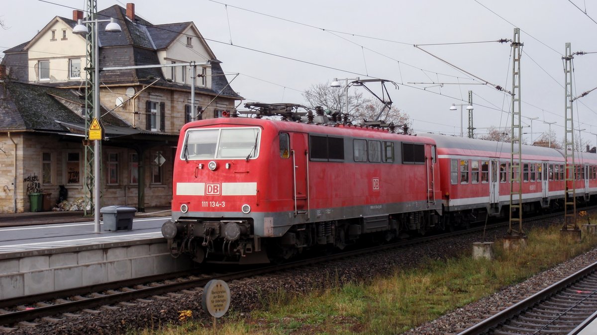 Mit sehr schwachen Frontscheinwerfern (waren die aus??) erreicht 111 134-3 mit 6 n-Wagen als Zug 38845 den Bahnhof Lampertheim. Aufgenommen am 30. November 2017.