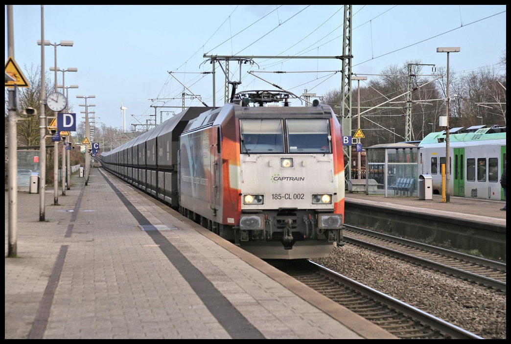 Mit seinem langen Kohlependel rollt hier die Captrain 185 CL 002 in Richtung Ruhrgebiet am 07.02.2022 um 10.04 Uhr durch den Bahnhof Recklinghausen Hauptbahnhof.