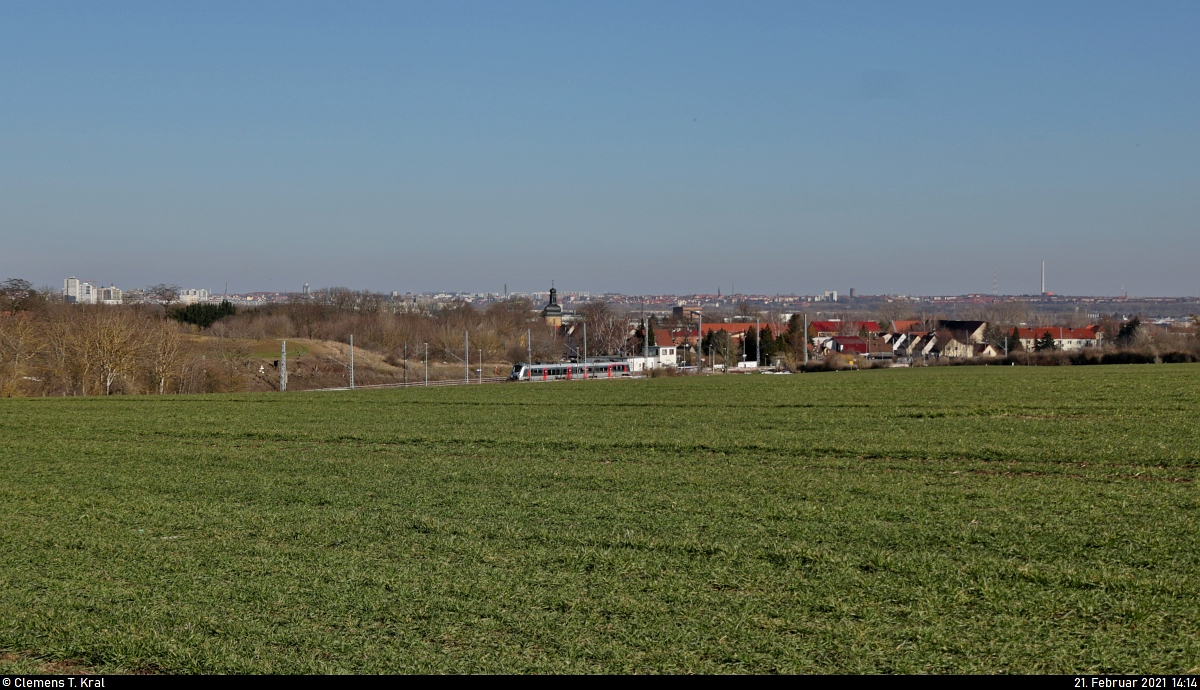 Mit der Skyline von Halle (Saale) im Hintergrund erreicht 9442 604 (Bombardier Talent 2) den Hp Zscherben auf Gleis 2. Gut zu erkennen ist die Turmspitze der Kirche St. Cyriakus in Zscherben.

🧰 Abellio Rail Mitteldeutschland GmbH
🚝 RB 74779 (RB75) Lutherstadt Eisleben–Angersdorf
🚩 Bahnstrecke Halle–Hann. Münden (KBS 590)
🕓 21.2.2021 | 14:14 Uhr