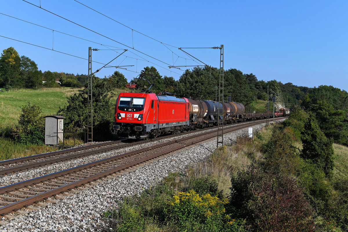 Mit der sogenannten Plattlinger Übergabe konnte die 187 163 am späten Nachmittag des 15. September 2020 bei Laaber in der Oberpfalz beobachtet werden. Ziel des gemischten Güterzuges war der Nürnberger Rangierbahnhof.  
