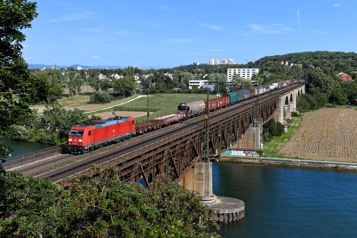 Mit der sogenannten Plattlinger Übergabe war am 26. August 2020 die 185 248 unterwegs. Beim Überqueren der Mariaorter Eisenbahnbrücke konnte ich die Leistung aufnehmen.