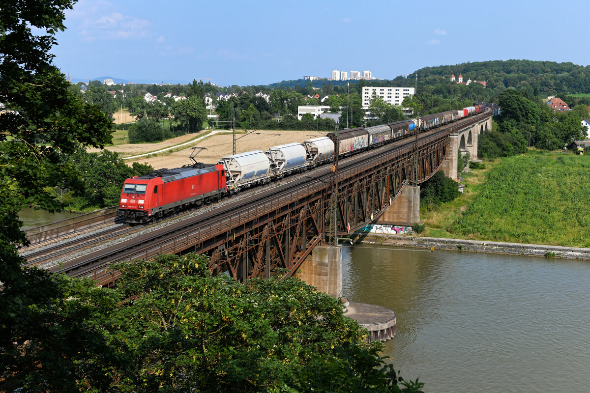 Mit der sogenannten Plattlinger Übergabe war am 23. Juli 2021 die 185 253 unterwegs. Beim Überqueren der Mariaorter Eisenbahnbrücke konnte ich die Leistung aufnehmen.
