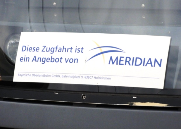 Mit solchen Aufklebern kennzeichnet der Meridian die vielen Ersatzzüge, mit denen derzeit der Verkehr im Rosenheimer E-Netz mehr oder minder am Laufen gehalten wird, als seine ,,Zugfahrten'' unter dem Kürzel ,,M''. Rosenheim, 15.12.2013