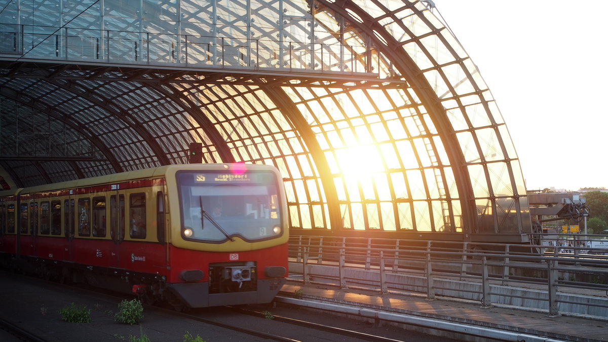 Mit der Sonne im Rücken fährt eine unbekannt gebliebene BR 481 als S5 aus dem Berliner Hbf Richtung Berlin Friedrichstraße mit dem Ziel Mahlsdorf.

Berlin, der 13.05.2018