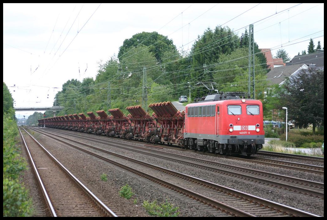 Mit speziellen Transportwagen kommt hier am 9.8.2005 die 140671-9 in Richtung Löhne fahrend durch Hiddenhausen Schweicheln.