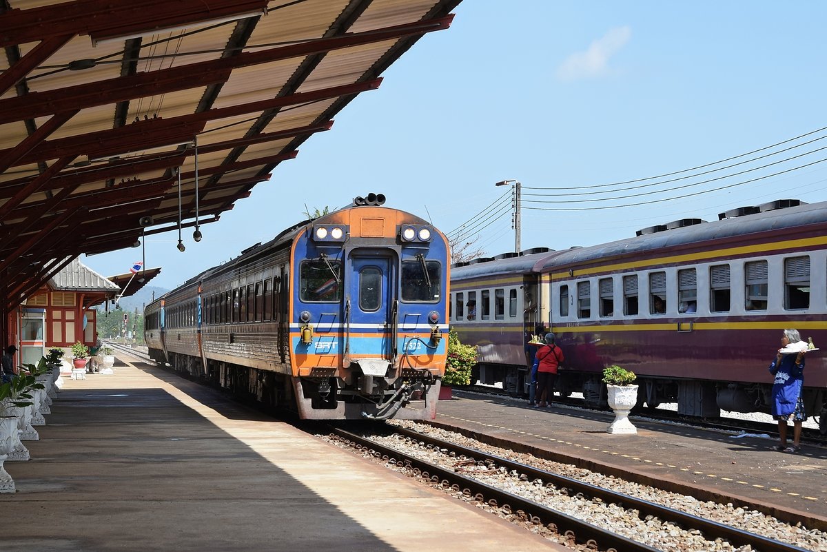 Mit SRT 2522 an der Spitze passiert Sp Exp DRC 43 Bangkok Hua Lamphong - Surat Thani am 01.02.18 den Bahnhof Wang Phong. Auf dem Nachbargleis wartet ORD 254 Lang Suan - Bangkok-Thonburi die Zugkreuzung ab. 