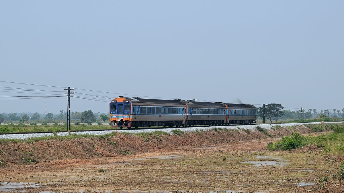 Mit SRT 2528 an der Spitze ist Sp Exp DRC 43 Bangkok Hua Lamphong - Surat Thani am 04.02.18 zwischen Sam Krathai und Kui Buri am Rande des Khao-Sam-Roi-Yot-Nationalparks unterwegs.