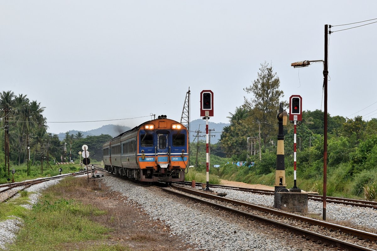 Mit SRT 2530 an der Spitze passiert Sp Exp DRC 43 Bangkok Hua Lamphong - Surat Thani am 28.10.18 den Bahnhof Wang Phong.