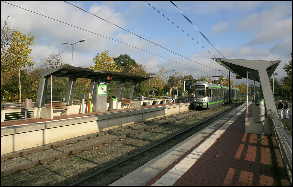 Mit der Stadtbahn nach Garbsen -

Die Haltestelle 'Auf der Horst/Marshof' in Garbsen zeigt wiederum das typische Aussehen der Haltestellen entlang dieser Strecke. 1996 ging der zweite Abschnitt der Strecke mit fünf Haltestellen bis zur Endhaltestelle Garbsen in Betrieb.

02.11.2006 (M)
