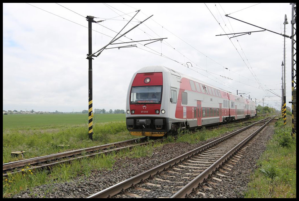 Mit Steuerwagen 971014-6 voraus fährt hier am 16.5.2019 um 11.40 Uhr der Elefant als Zug 4634 nach Bratislava in den Bahnhof Tvrdosovce ein.