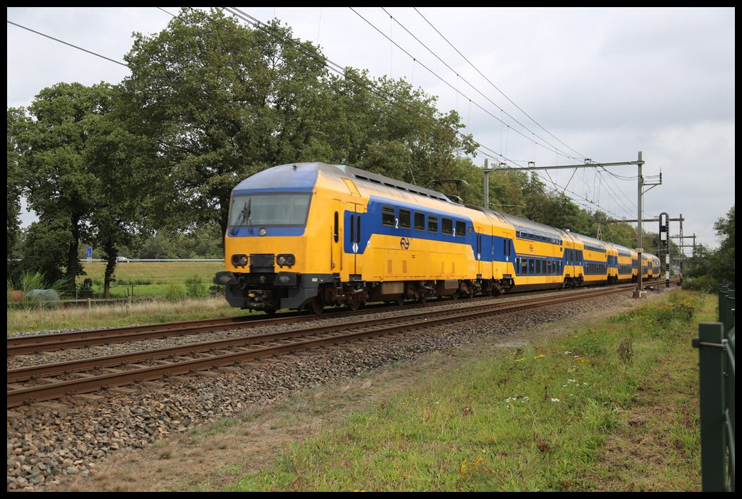 Mit Steuerwagen voraus ist dieser Elektrozug am 4.10.2023 bei Stroe in Richtung Apeldoorn unterwegs.