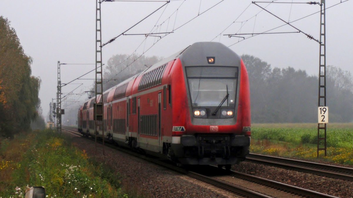 Mit Steuerwagen voraus erreicht 146 001 gleich den Lampertheimer Bahnhof auf der Fahrt als RE 70 nach Mannheim Hbf. Aufgenommen am 15. Oktober 2017.