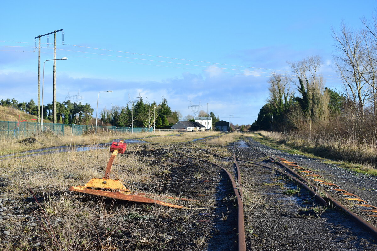 Mit der Stillegung der letzten Torfkraftwerke in Irland endete auch der Torfabbau in Irland. Die Clonmacnoise and West Offaly Railway welche hier tätig war hatte ein Gleisnetz von etwa 9km Länge und bot bis 2008 sogar Touristenverkehr an. Heute findet man überall noch die alten Gleise und Brücken der ehemaligen Torfbahn. 

Shannonbridge 07.01.2025