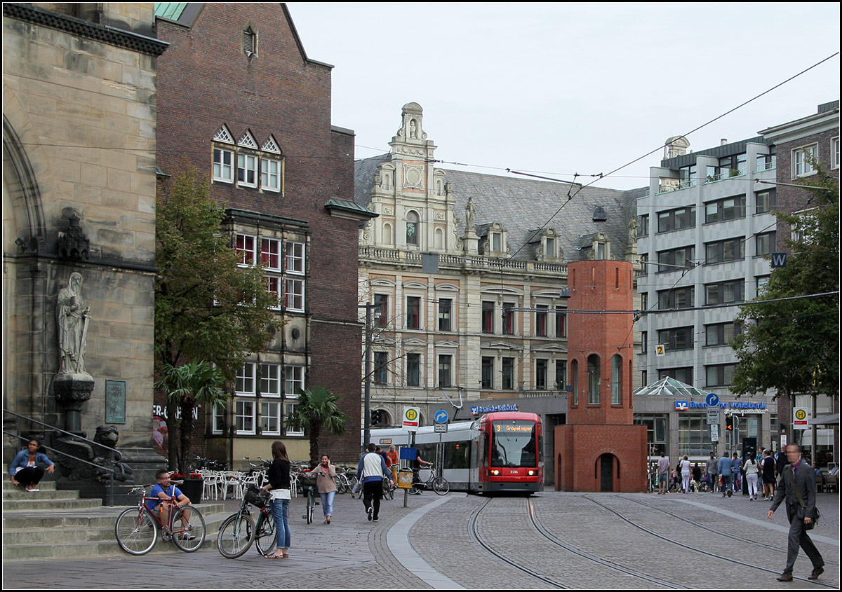 Mit der Straßenbahn durch die Altstadt.

GT8N-1 in der Straße Am Dom in Bremen neben dem Verkehrsturm.

22.08.2012 (M)

