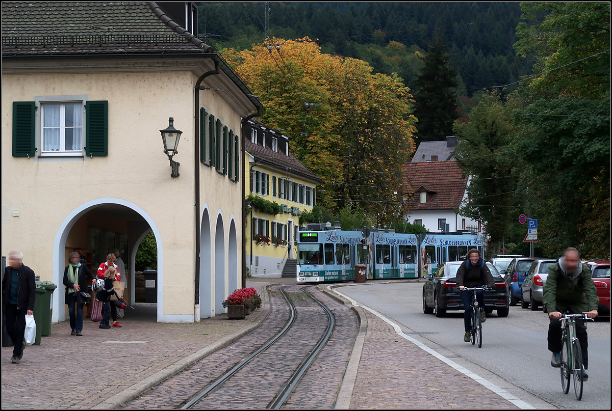 Mit der Straßenbahn durch Freiburg-Günterstal. 

Ein GT8Z-Tw kommt von der Endhaltestelle Dorfstraße kommend die Schauinslandstraße herunter und wird gleich die Haltestelle Klosterplatz erreichen.

07.10.2019 (M)

