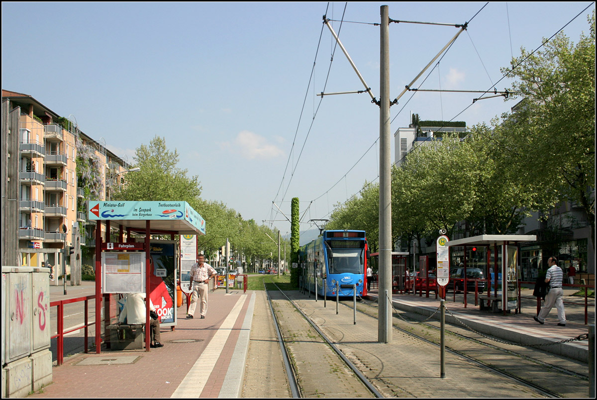 Mit der Straßenbahn durch den Freiburger Westen - 

Eine schon historische Aufnahme der Haltestelle 'Betzenhauser Torplatz' an der Linie 1 nach Landwasser. Die Haltestelle wurde im Zusammenhang der Neugestaltung des Platze umgebaut. Die Bahnsteige liegen jetzt versetzt zueinander, dazwischen liegen die Gleise innerhalb einer gepflasterten Platzfläche.

11.05.2006 (M)