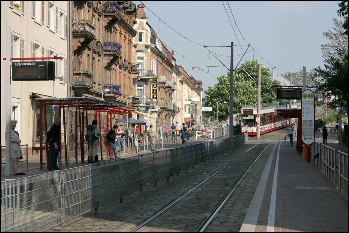 Mit der Straßenbahn in den Freiburger Westen -

Blick in die Haltestelle 'Eschholzstraße' jenseits der Stühlinger Brücke in Freiburg-Stühlingen.

11.05.2006 (M)