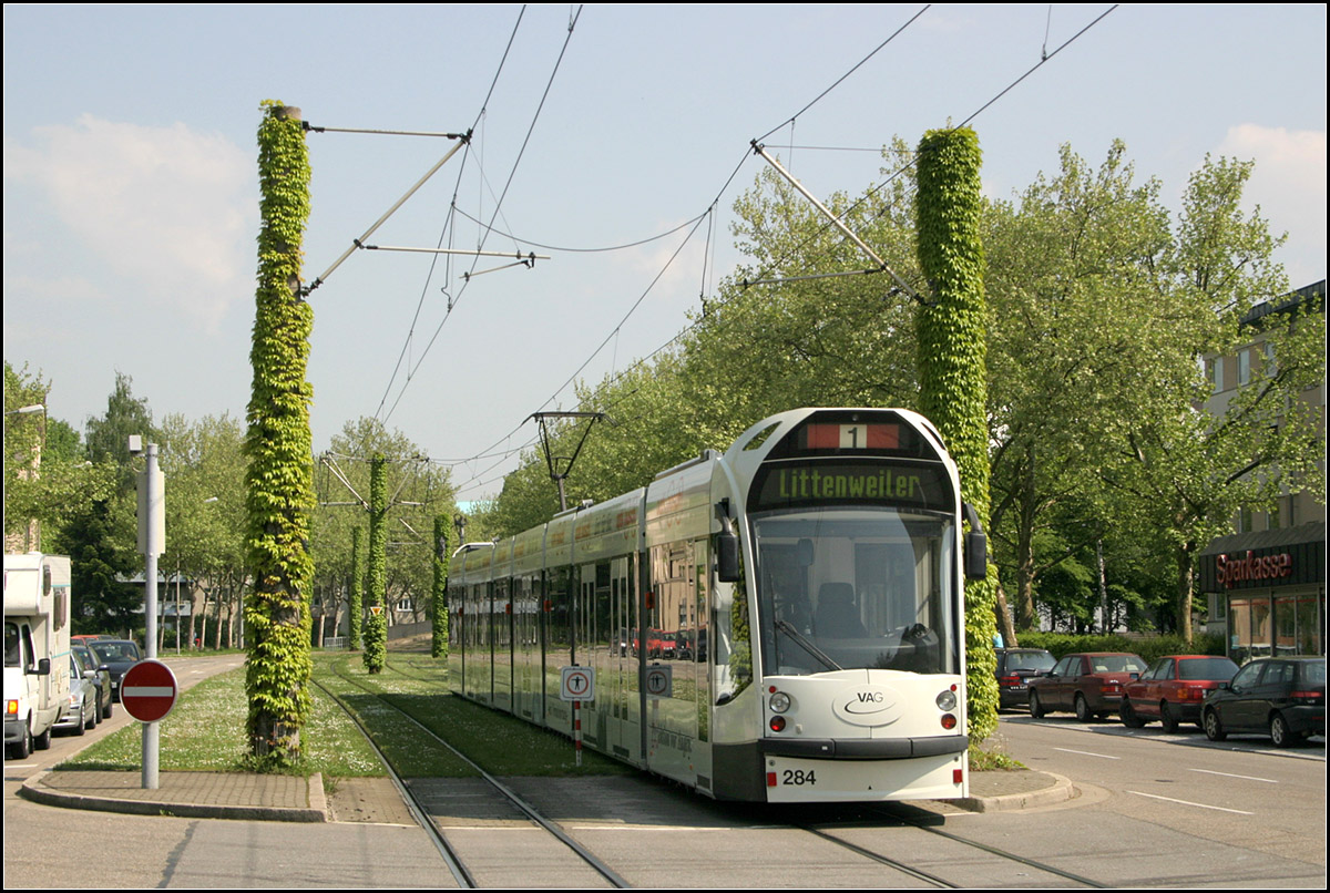 Mit der Straßenbahn in den Freiburger Westen -

Zwischen zwei grünen Masten hindurch verlässt eine Combino-Straßenbahn im Stadtteil Betzenhausen die Haltestelle 'Am Bischofskreuz' in Richtung Innenstadt.

11.05.2006 (M)