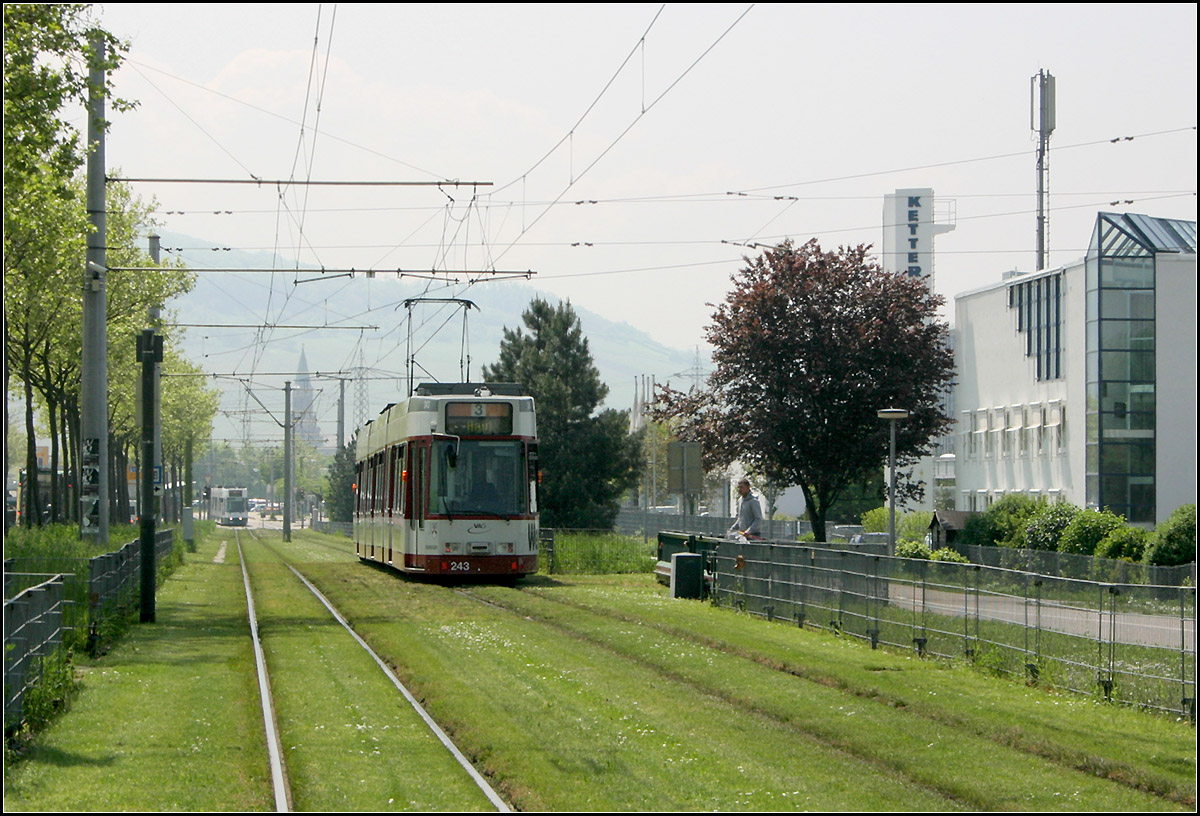 Mit der Straßenbahn nach Freiburg-Haid -

Blick von der Haltestelle 'VAG-Zentrum' nach Süden auf den Rasenbahnkörper neben der Besaconallee. Die Straßenbahn im Hintergrund befindet sich in der Endhaltestelle 'Munzinger Straße'. Dahinter ist vor den Schwarzwaldhängen der Kirchturm von Freiburg-St.Georgen erkennbar.

11.05.2006 (M)