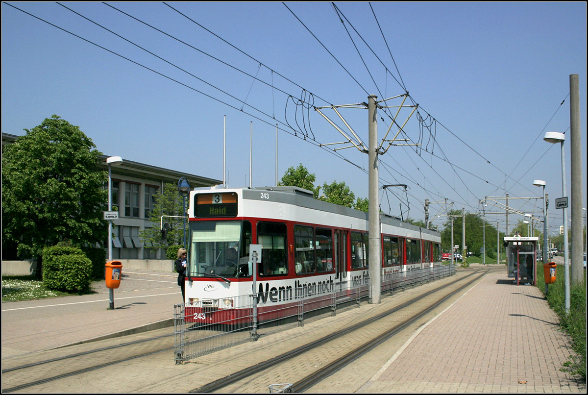 Mit der Straßenbahn nach Freiburg-Haid -

Nach der Haltestelle 'Lindenwälde' zweigt die Haider Strecke nach Süden ab und folgt der folgt der Besanconallee zuerst in östlicher Seitenlage. Kurz vor der Haltestelle 'VAG-Zentrum' wechselt die Gleise auf die anderen Straßenseite. Vor und nach der Haltestelle befinden sich die Abzweige zum Betriebshof. Die Haltestelle erschließt vor allem das dortige Gewebegebiet.

11.05.2006 (M)