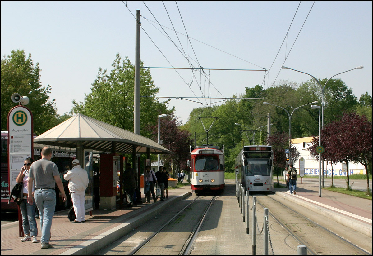 Mit der Straßenbahn nach Freiburg-Landwasser - 

Die Endhaltestelle Moosweiher am nördlichen Ende der Trabantenstadt Landwasser. Hier kann von den Bussen direkt in die Straßenbahn umgestiegen werden.

11.05.2011 (M)

