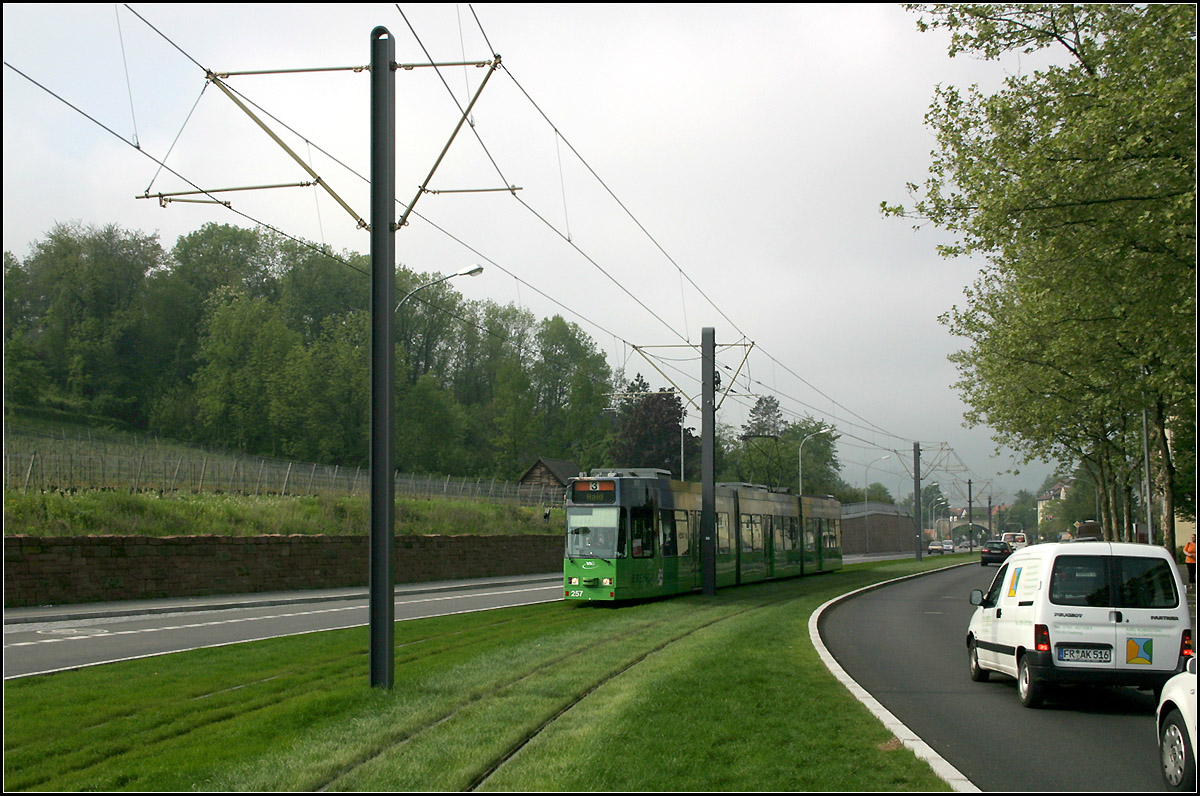 Mit der Straßenbahn nach Freiburg-Vauban -

Blick von der Haltestelle Weddigenstraße nach Süden auf die Strecke in der Merzhauser Straße. Der grüne Bahnkörper fügt sich sehr gut in die Landschaft mit dem Weinberg ein. Den Autos stehen nur zwei Fahrspuren zur Verfügung, vielleicht waren es zuvor noch mehr.

11.05.2006 (M)