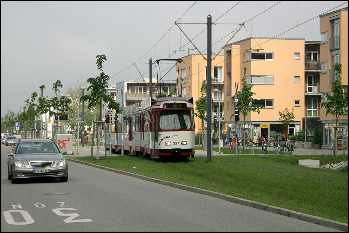 Mit der Straßenbahn nach Freiburg-Vauban -

Eine GT8N-Straßenbahn verlässt die Haltestelle 'Vauban-Mitte' in Richtung Innenstadt.

11.05.2006 (M)

