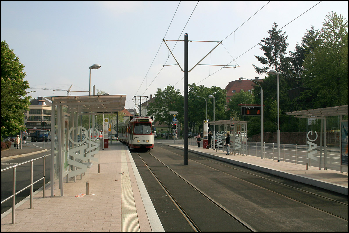 Mit der Straßenbahn nach Freiburg-Vauban -

Hier fährt eine GT8N-Bahn in die Haltestelle 'Weddigenstraße' ein, der ersten von insgesamt fünf neuen Haltestellen entlang der Neubaustrecke. Die Unterstände zeigen ein neues sehr filigranes Design.

11.05.2006 (M)