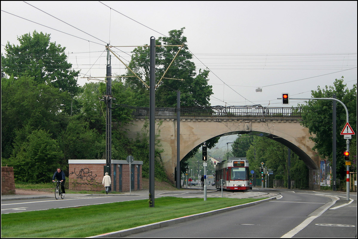 Mit der Straßenbahn nach Freiburg-Vauban -

Im weiteren Verlauf unterquert die Straßenbahnstrecke im Zuge der Merzhauser Straße die Höllentalbahn. Da man auf einen Neubau der Bahnbrücke verzichtet hat endet hier der eigene Bahnkörper und die Straßenbahn fährt weiter auf der Straßenfahrbahn.

11.05.2006 (M)