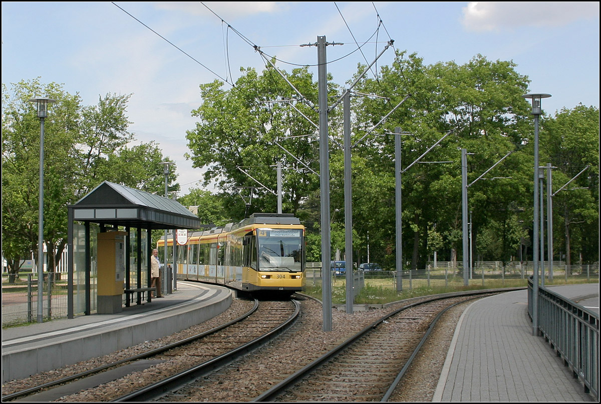 Mit der Straßenbahn nach Karlsruhe-Waldstraße -

Die Bahnsteige der Endhaltestelle 'Europäische Schule' in Waldstadt sind schon etwas in die Schleifen hineingezogen. Die Haltestelle befindet sich direkt an der Schule.

24.05.2006 (M)