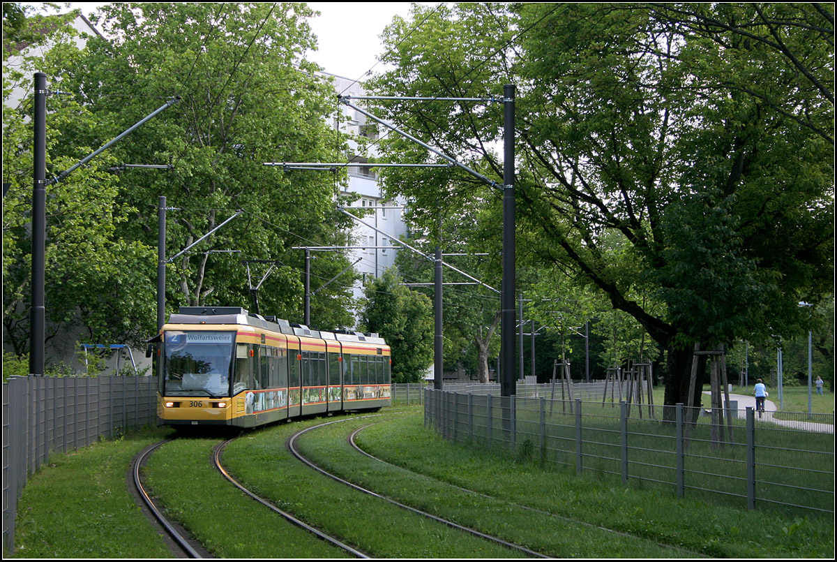 Mit der Straßenbahn nach Karlsruhe-Wolfartsweier -

Ab der Haltestelle 'Ellmendinger Straße' verlässt die Straßenbahnstrecke den Straßenbereich und verläuft innerhalb einer Grünzone des dortigen Wohngebietes weiter in Richtung Karlsruhe-Wolfartsweier.

24.05.2006