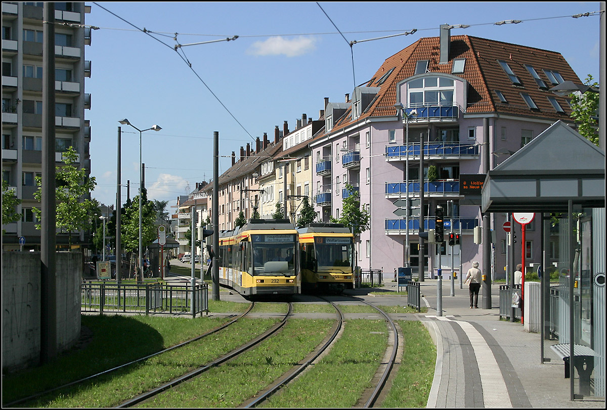Mit der Straßenbahn nach Karlsruhe-Wolfartsweier -

Die Haltestelle 'Killsfeldstraße' an der noch jungen Strecke nach Wolfartsweier in Karlsruhe-Durlach. Die Karlsruher Niederflurbahnen haben die maximale Straßenbahnbreite von 2,65 m.

24.05.2006 (M)
