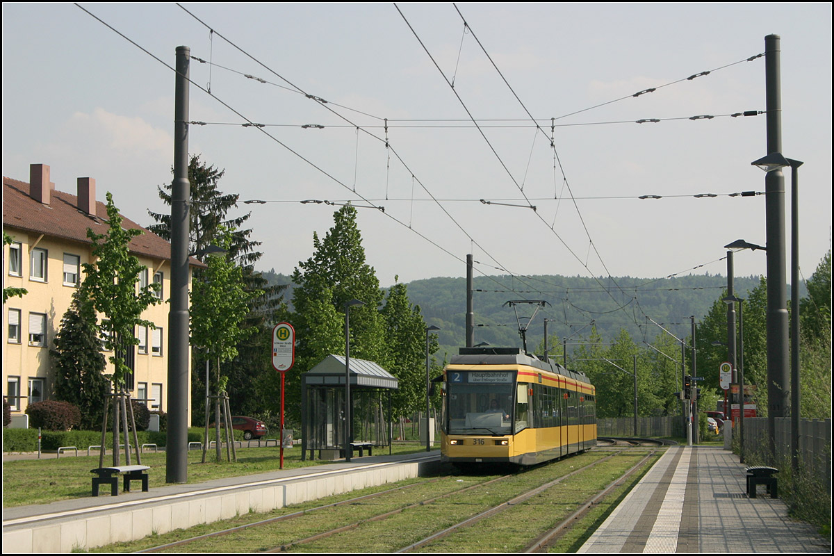 Mit der Straßenbahn nach Karlsruhe-Wolfartsweier -

Die Haltestelle 'Schlesier Straße (West)' in Durlach.

06.05.2006 (M)
