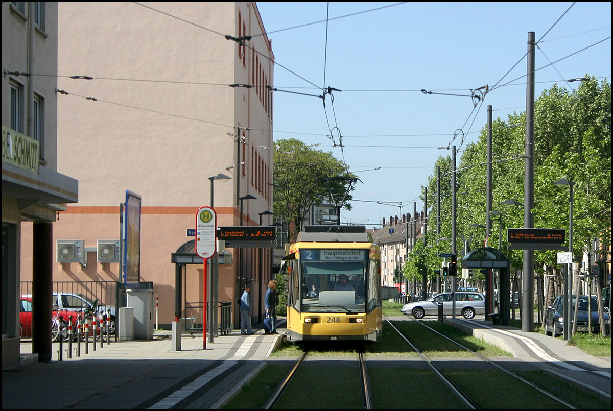 Mit der Straßenbahn nach Karlsruhe-Wolfartsweier -

Es ist meist gar nicht einfach in vorhandenen Straßen eine neue Straßenbahntrasse auf eigenem Bahnkörper einzufügen. Hier die Haltestelle 'Gritznerstraße' in Karlsruhe-Durlach an der 2004 eröffneten Strecke nach Wolfartsweier.

24.05.2006 (M) 