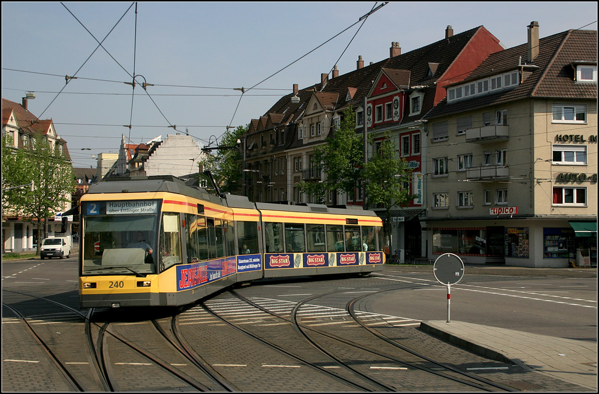 Mit der Straßenbahn nach Karlsruhe-Wolfartsweier -

Seit 2004 gibt es in Karlsruhe eine Straßenbahnstrecke nach Wolfartsweier. Hier kommt eine Bahn aus Wolfartsweier und biegt an der Haltestelle 'Auer Straße/Dr. Willmar Schwabe' in die schon lange bestehende Strecke in Durlach ein.

06.05.2006 (M)


