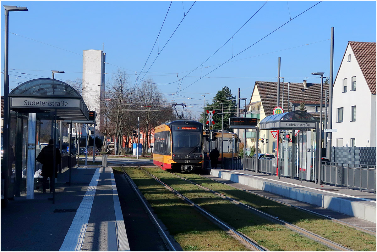 Mit der Straßenbahn nach Knielingen-Nord -

Die Haltestelle Sudetenstraße liegt am westlichen Ende der Siemensallee. Die Strecke biegt hier nach Norden in die Sudetenstraße ab.
Nach links ist es hingegen nicht weit bis zur Strecke der S5 entlang der Rheinbrückenstraße. Es gibt da aber keine Gleisverbindung.

12.01.2022