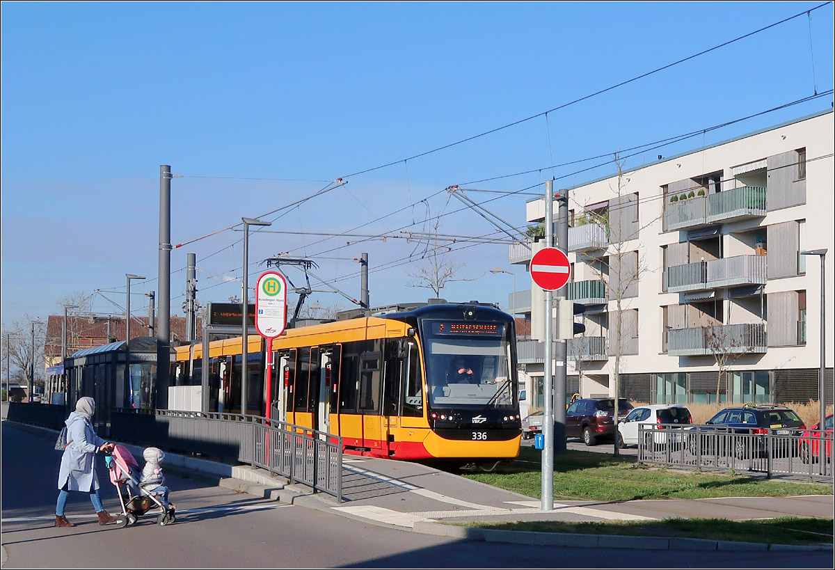 Mit der Straßenbahn nach Knielingen-Nord -

Die Endhaltestelle Knielingen-Nord hat nur einen, aber doppelt langen Bahnsteig. Die ankommenden Fahrgäste fahren mit durch die Wendeschleife.

Karlsruhe, 12.01.2022
