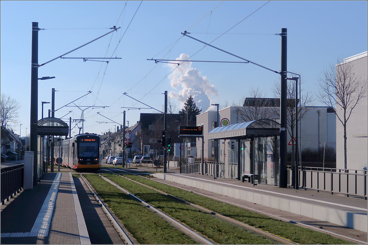 Mit der Straßenbahn nach Knielingen-Nord -

Ein Straßenbahn der Linie 2 in Richtung Knielingen-Nord fährt in die Haltestelle Pionierstraße ein. Die Wolke im Hintergrund kommt aus dem Rheinhafen-Dampfkraftwerk.

Karlsruhe, 12.01.2022