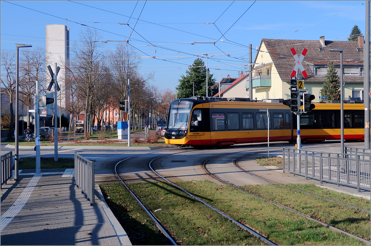 Mit der Straßenbahn nach Knielingen-Nord -

In Richtung Innenstadt fahrend wird der Straßenbahnzug gleich in die Haltestelle Sudetenstraße einfahren. 

Karlsruhe, 12.01.2022