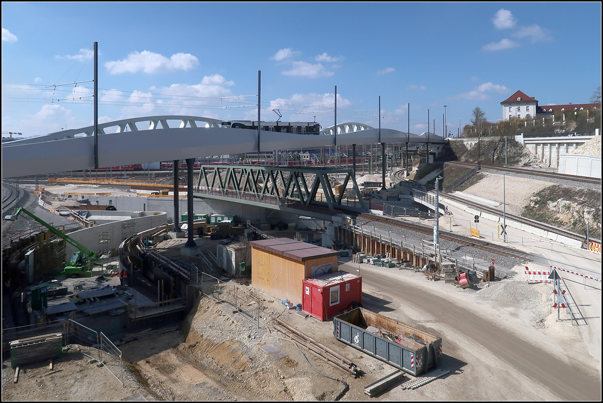 Mit der Straßenbahn über die Bahnbaustelle - 

Die Kienlesbergbrücke überbrückt die Gleisanlagen am Nordkopf des Ulmer Hauptbahnhofes. Darunter sind die Bauarbeiten am Anschluss der DB-Neubaustrecke aus Stuttgart in vollem Gange. 

28.03.2019 (M)